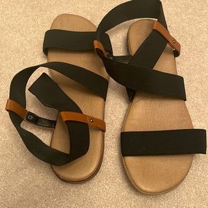 XOXO BLACK STRAP SANDALS